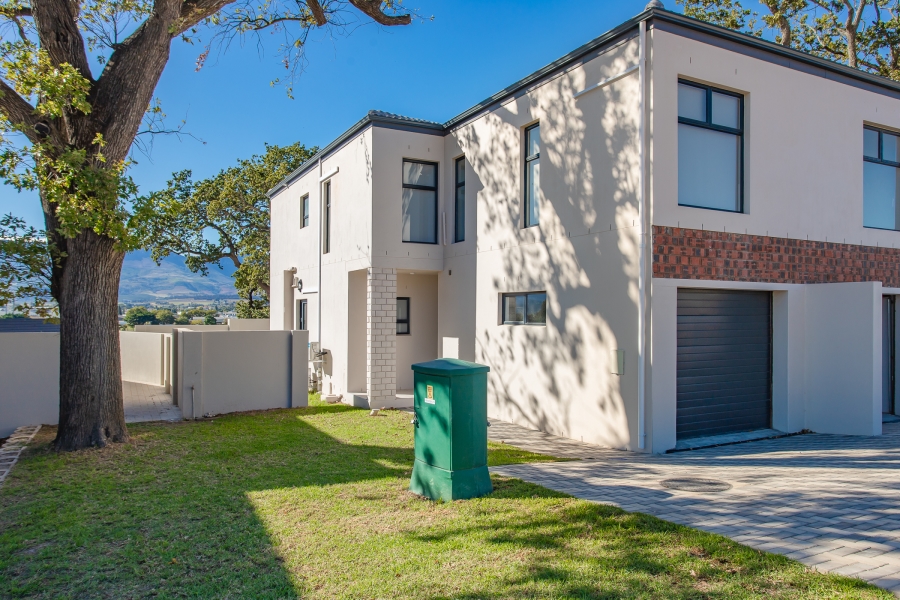 To Let 3 Bedroom Property for Rent in Honeydew Country Estate Western Cape